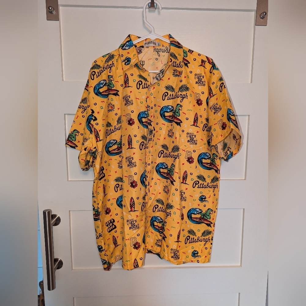 Pittsburgh Pirates button front collared shirt size XL.
